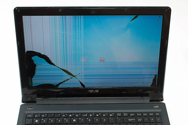màn hình laptop bị vỡ do va đập