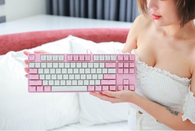 Bàn phím máy tính màu hồng