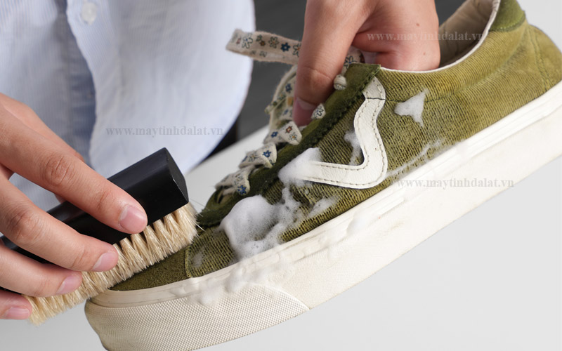 Chai xịt bọt Foaming Cleaner và bàn chải lông mềm làm sạch sâu vết bẩn