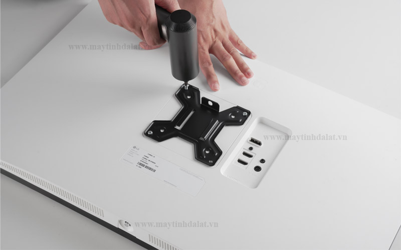 Cơ chế Quick Release VESA tháo lắp nhanh chóng trên giá đỡ màn hình SA01