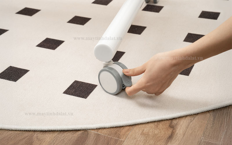 Hệ thống bánh xe di động có khóa an toàn trên giá treo tivi HyperWork Aero Stand TVC02