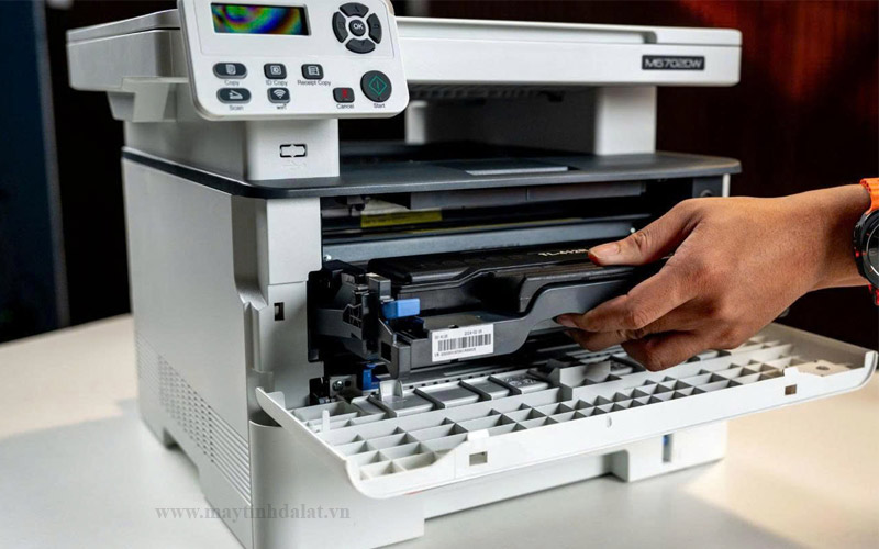 Thiết kế khung kim loại siêu bền và tính năng in đảo mặt tự động trên Pantum M6702DW