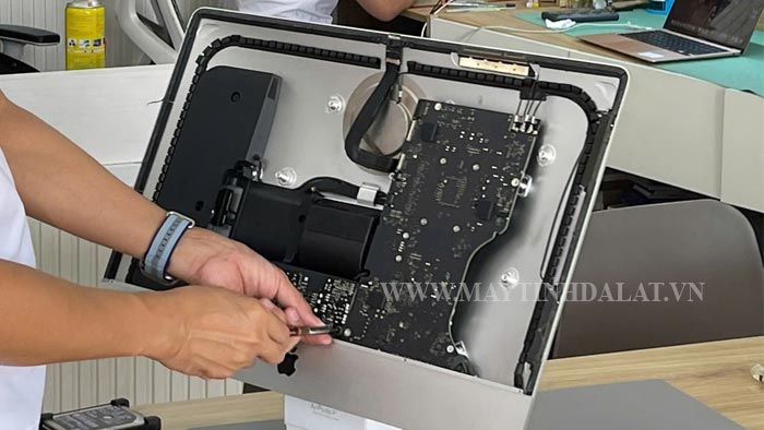 Kỹ thuật viên đang kiểm tra Macbook tại Vũ Trang Computer Đà Lạt