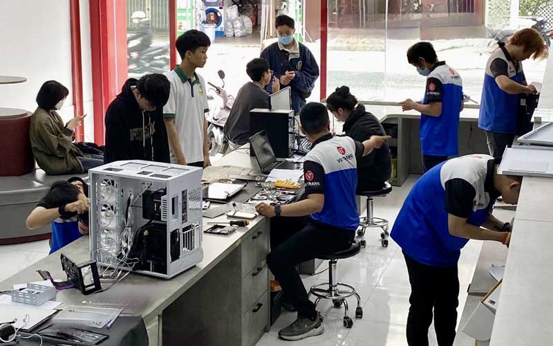 Kỹ thuật viên kiểm tra máy tính trước khi giao cho khách tại Đà Lạt