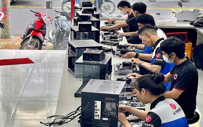 Kỹ thuật viên Vũ Trang Computer đang lắp đặt hệ thống PC cao cấp cho khách hàng