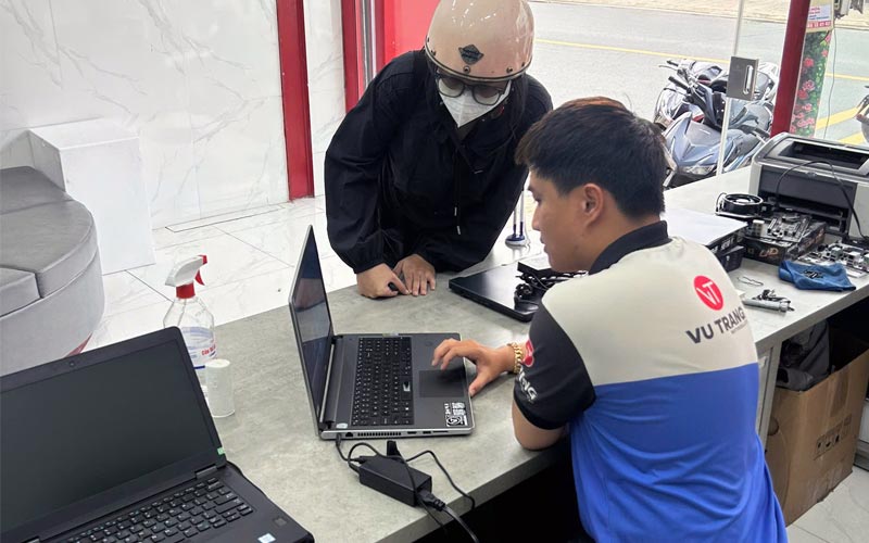 Kỹ thuật viên Vũ Trang Computer đang sửa laptop tại Đà Lạt