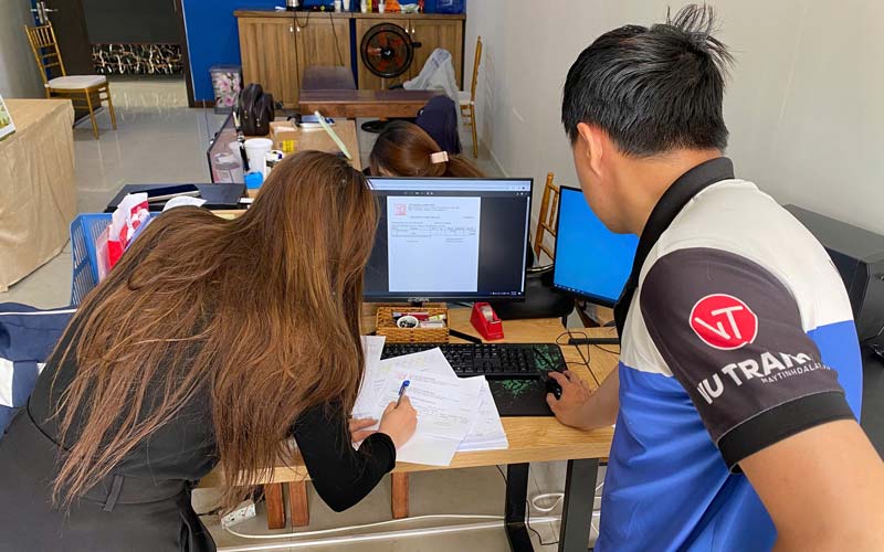Kỹ thuật viên tư vấn và báo giá sửa chữa máy tính tận nơi cho khách tại Đà Lạt