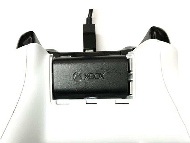 Gắn Pin tay cầm Xbox One X