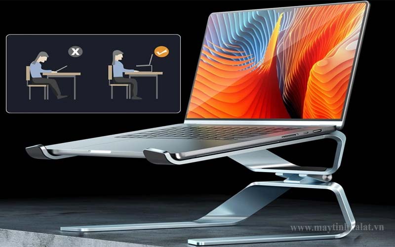 So sánh tư thế ngồi làm việc đúng chuẩn khi sử dụng giá đỡ laptop