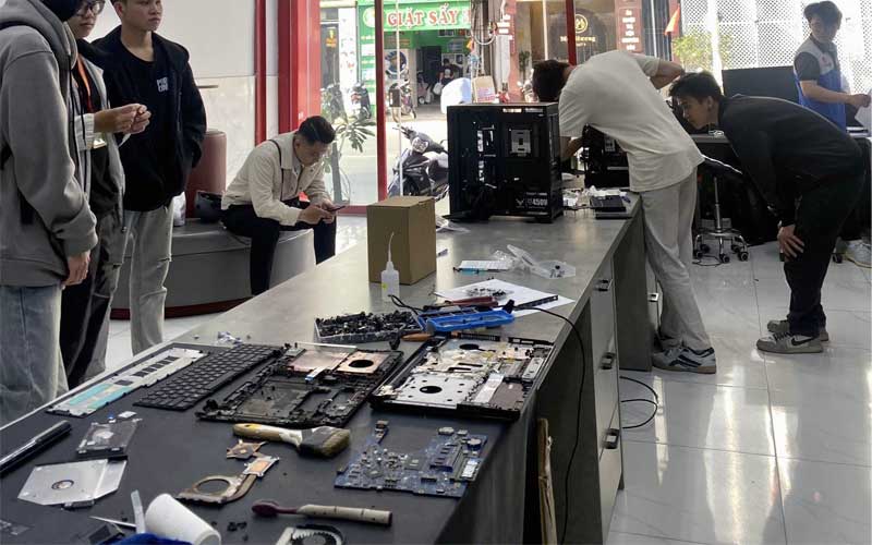 Laptop đang được sửa lấy ngay tại Vũ Trang Computer Đà Lạt