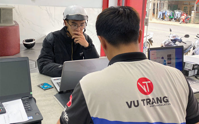 Kỹ thuật viên Vũ Trang Computer đang sửa laptop lấy ngay tại Đà Lạt
