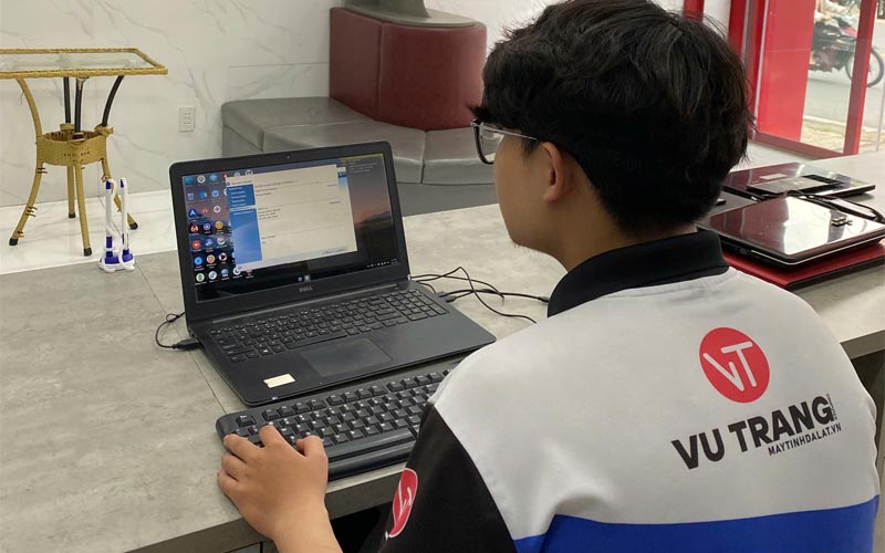 Kỹ thuật viên cài đặt phần mềm laptop cho khách hàng tại Đà Lạt
