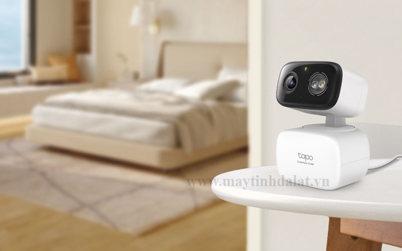 Hình ảnh camera Tapo C216 đặt trên kệ sách, giám sát không gian phòng khách một cách hiện đại và tinh tế