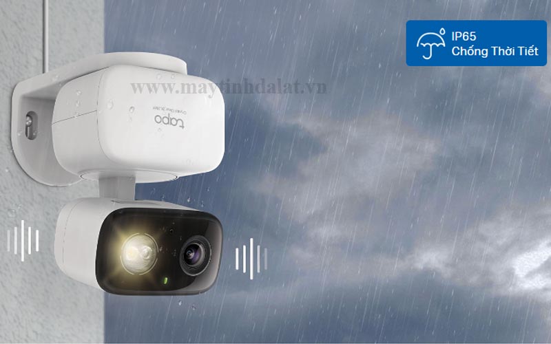 Hình ảnh camera Tapo C216 được lắp đặt ngoài trời dưới mái hiên, minh họa khả năng chống nước IP65