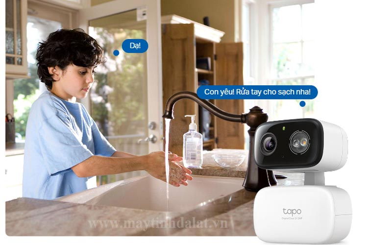Hình ảnh minh họa người dùng sử dụng tính năng đàm thoại hai chiều của camera Tapo C216 trên điện thoại