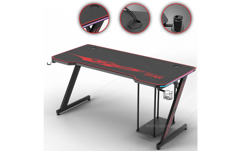 Chi tiết mặt bàn gaming phủ carbon và móc treo tai nghe tiện lợi