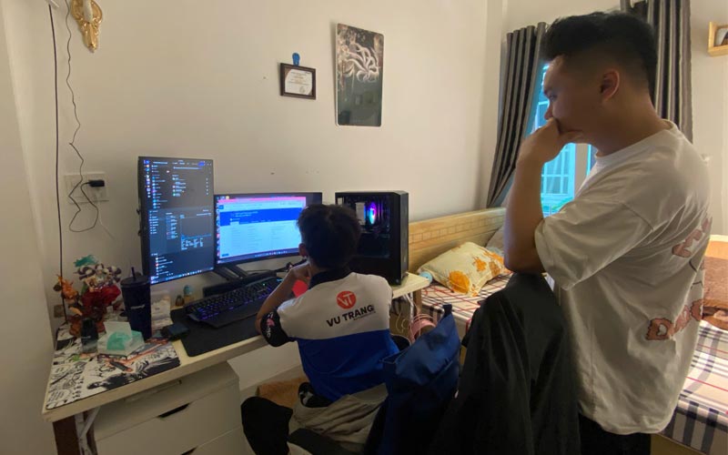Kỹ thuật viên Vũ Trang Computer đang sửa máy tính tận nơi cho khách tại Đà Lạt